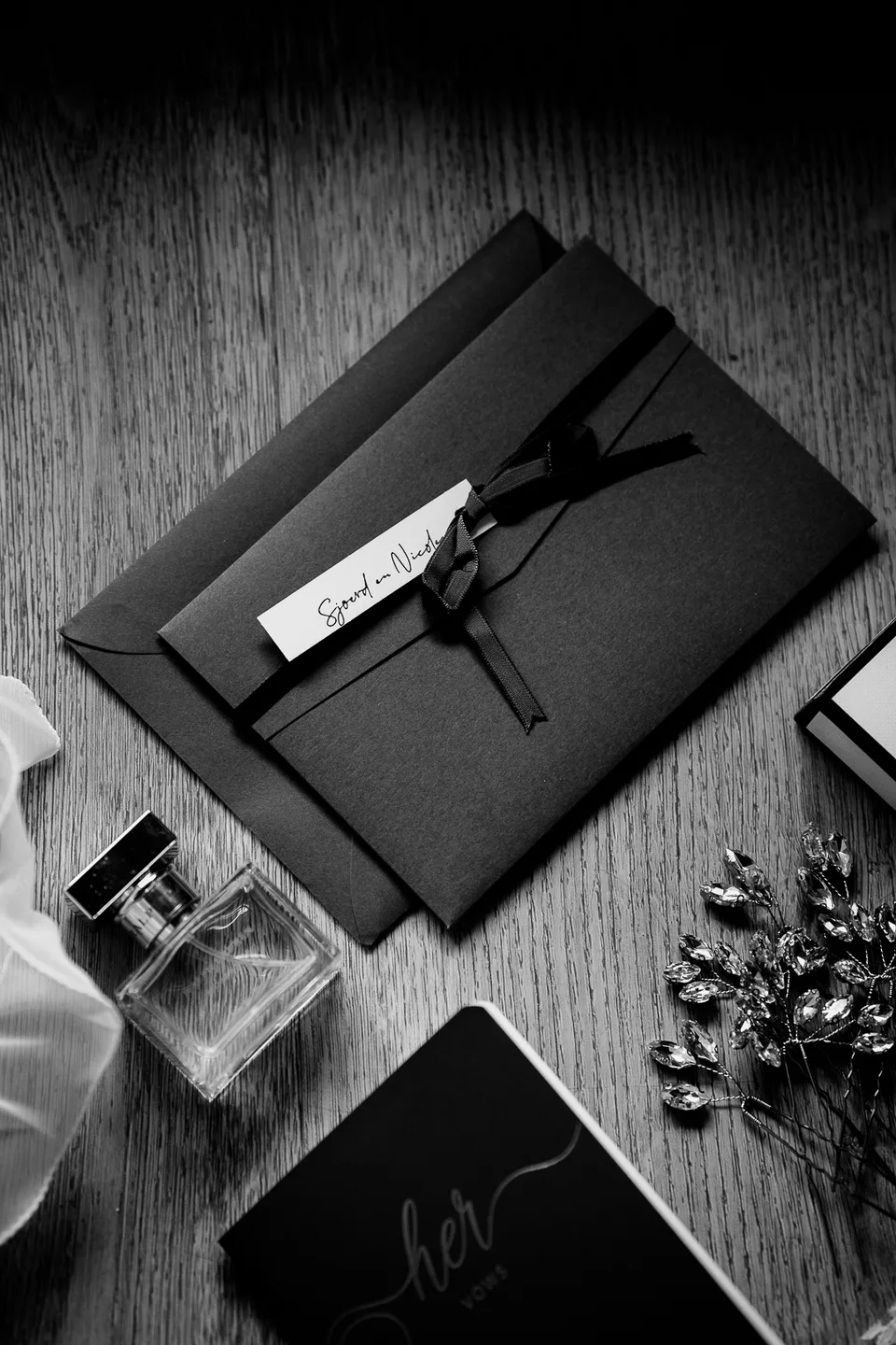 Schmuck, Parfum und eine dunkle Schatulle liegen bereit, Schwarzweißaufnahme